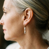 Elegantit suorakulmaiset korvakorut kultaa ja hopeaa