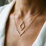 Helmi™ | Elegantti kaulakoru geometrisella V-muotoisella riipuksella