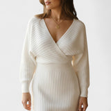 Aada™ | Elegantti kietaisumekko V-pääntiellä